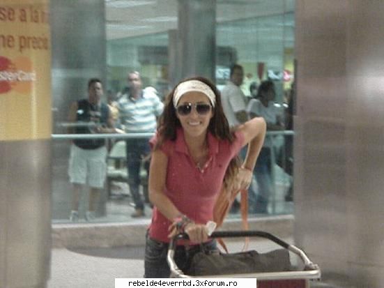 Annie--Poze - en el aeropuerto:P:P - Annie