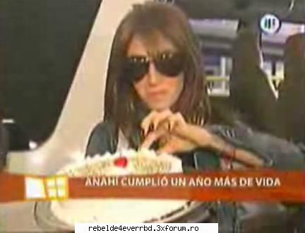 Annie--Poze - comendo pastel:):P:P - Annie